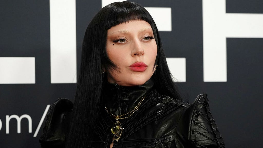 Vrål och vräkiga gitarrsolon – Lady Gagas ”Mayhem” gör fysiskt ont i öronen