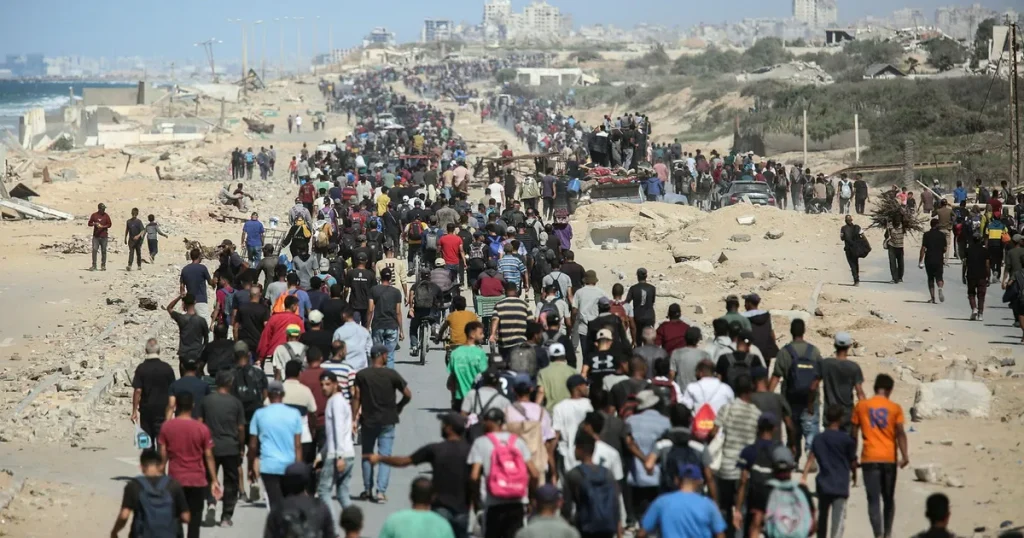 Tusentals fördrivna palestinier återvänder till Gaza stad