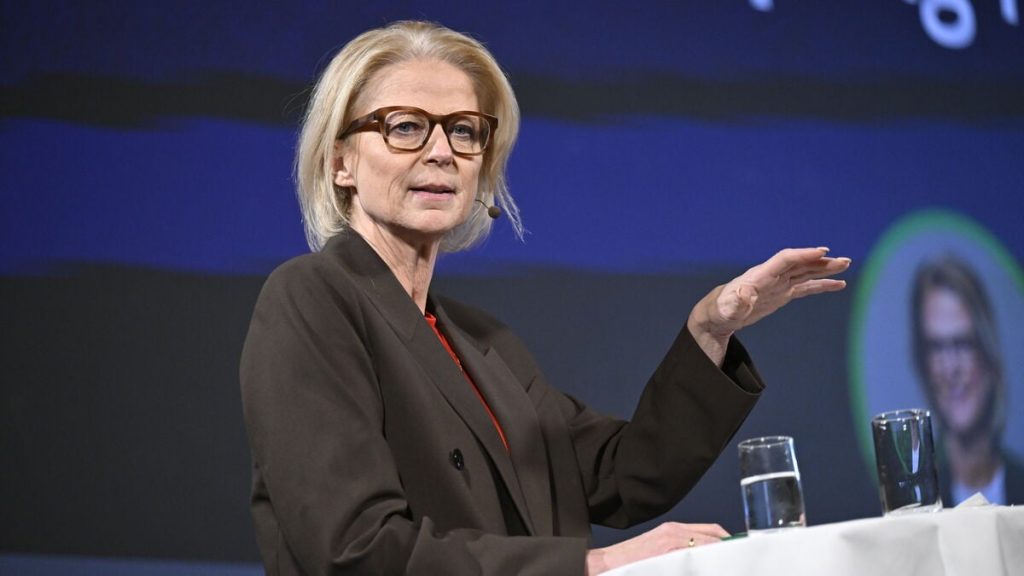 Finansministern kritiserar oppositionens budget som olämplig att regera med