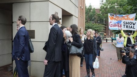 Före detta FBI-chefen James Comey möter menedsanklagelser i domstol i Virginia