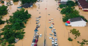 Över en miljon hem förstörda – och mer regn väntas