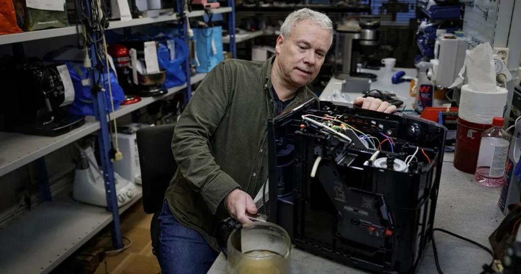 Patrik har reparerat trasiga prylar i 40 år: ”Kunderna en del av problemet”
