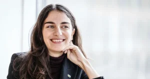 Peter Alestig: Detta är kanske den bästa julklappen Romina Pourmokhtari kunde få