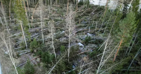 Kraftigt snöfall försenar för strömlösa