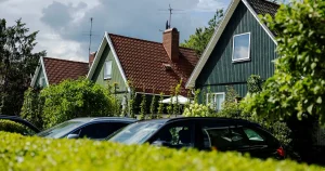 Max Hjelm: Politikerna curlar villaägarna – samtidigt har klassresenärerna kört fast