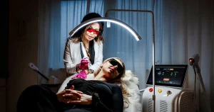 Tatuerad på fyllan – här lasrar Gloria bort misstaget