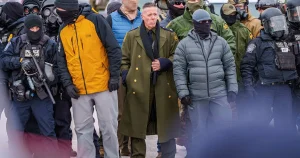 Befälet med ”nazi-look” tvingas bort från Minneapolis