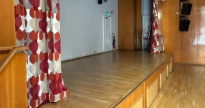 Moskén svarar kommunen: Därför sitter kvinnorna bakom draperiet under bönen