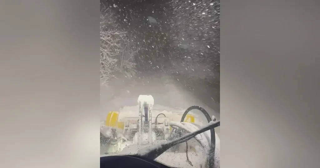 Sebastian har röjt snö sedan i morse: ”Kaos i Kramfors”