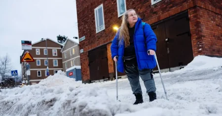 Efter snösmockan i Stockholm – många klagomål på oplogade gator: ”Synd om de äldre”