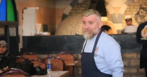 Han öppnar restaurangen igen: ”Vi måste till jobbet, så Gaza får tillbaka livet”