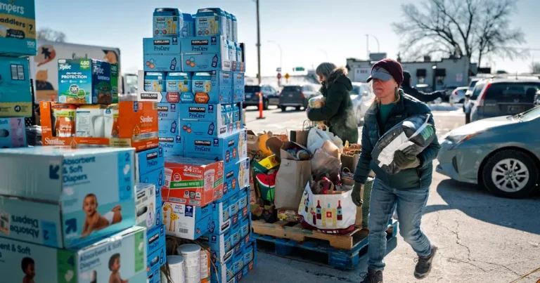 De hjälper migranter som inte vågar handla mat