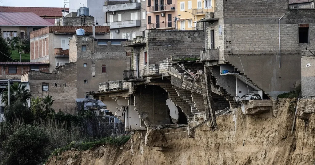Stad balanserar på klippkant efter jordskred