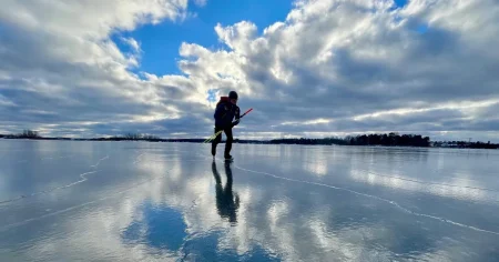 Skridskoentusiaster jublar när isarna lägger sig