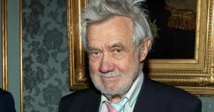 Konstnären bakom regnbågen på Stadions t-bana död