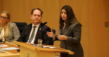 Dadgostar duckar ministerfrågan: ”Kommer förhandla”