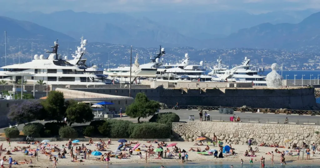 Billigare paketresor pressar ned inflationen