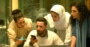 Det går inte att titta bort när den lilla flickan från Gaza ber för sitt liv