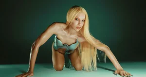 Agnes gör uppdaterad disco med Lady Gaga-ambitioner