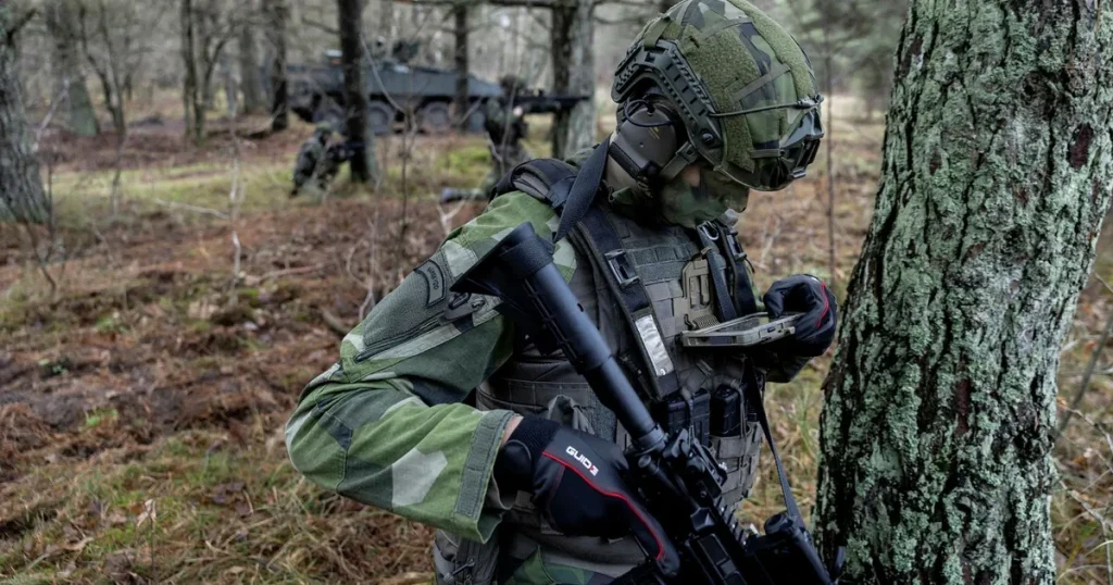 Svenska Natotruppens utrustning: Radio och kompass