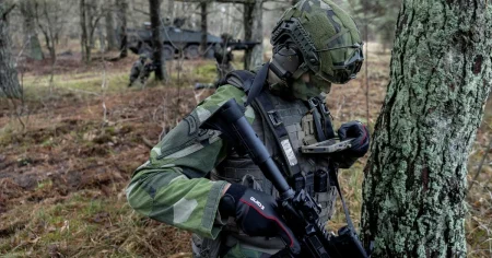 Svenska Natotruppens utrustning: Radio och kompass