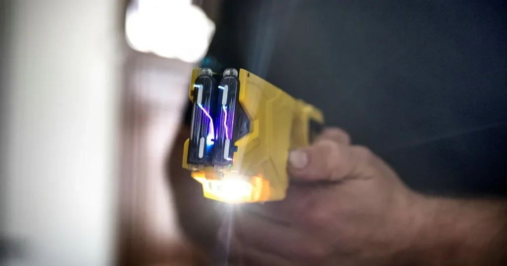 Polis döms för misshandel – använde elchockvapen