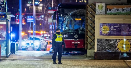 Fortfarande oklart varför SL-buss körde in i vägg