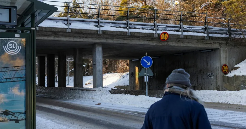 SL:s nya elbussar är för höga – får inte plats under bro