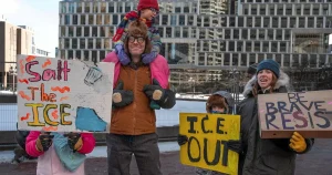 Isobel Hadley-Kamptz: Motståndsrörelsens ”betalda agitatorer” påminner om svenska fotbollsmammor