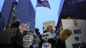 Domare beordrar ICE-chefen att inställa sig i rätten på fredag