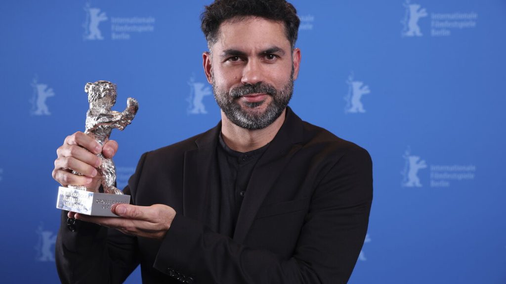 Gabriel Mascaro satiriserar ålderism i Den Blå Resan – aldrig för sent