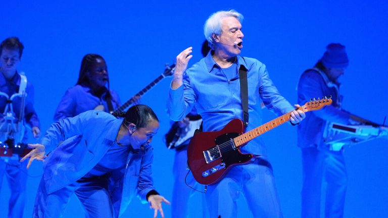 David Byrne spelar på Rosendal Garden Party i Stockholm i sommar