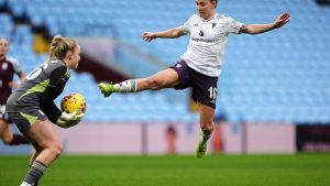 Dubbla svenska mål när Zigiotti Olme gör mål direkt från hörna i Manchester Uniteds 4-1-seger över Aston Villa