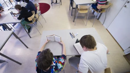 Ideell läskvarter skänker 6 500 böcker till Stockholms högstadieskolor