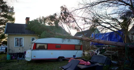 Vägar och tågtrafik fortfarande påverkade av stormen