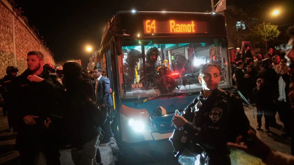 Buss krockar med ultraortodox demonstration i Jerusalem, en död