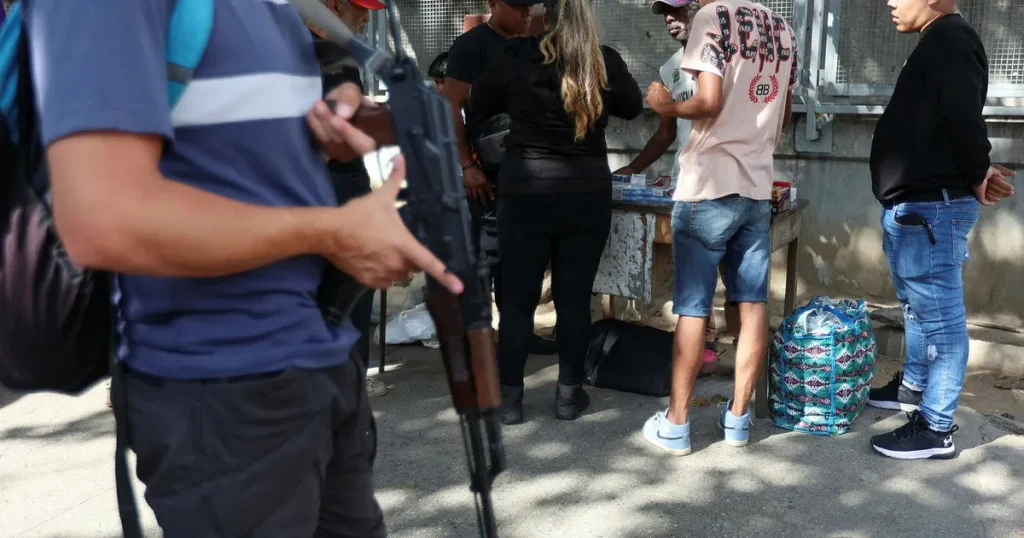 Milisen genomsöker mobiltelefoner i Caracas