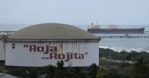 Därför lägger Trump beslag på miljoner fat venezuelansk olja