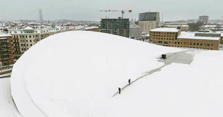 Snön spolas bort från Scandinavium inför skridskoshow