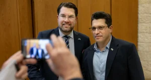 Johannes Klenell: Låt den som aldrig bodyslammat sitt sängbord kasta första stenen