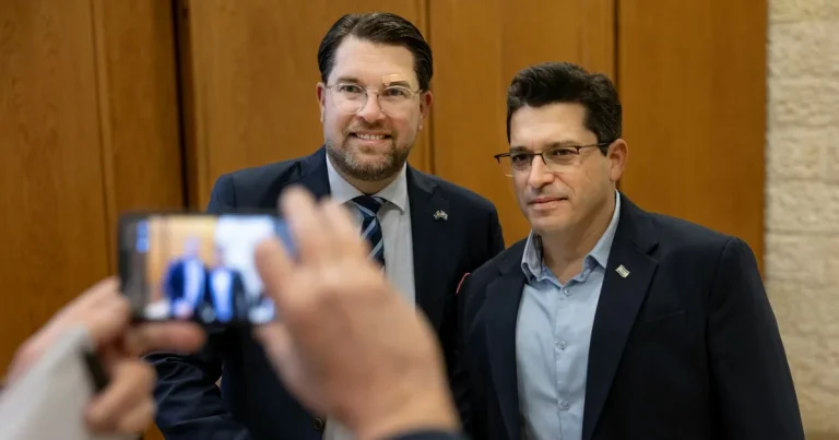 Johannes Klenell: Låt den som aldrig bodyslammat sitt sängbord kasta första stenen