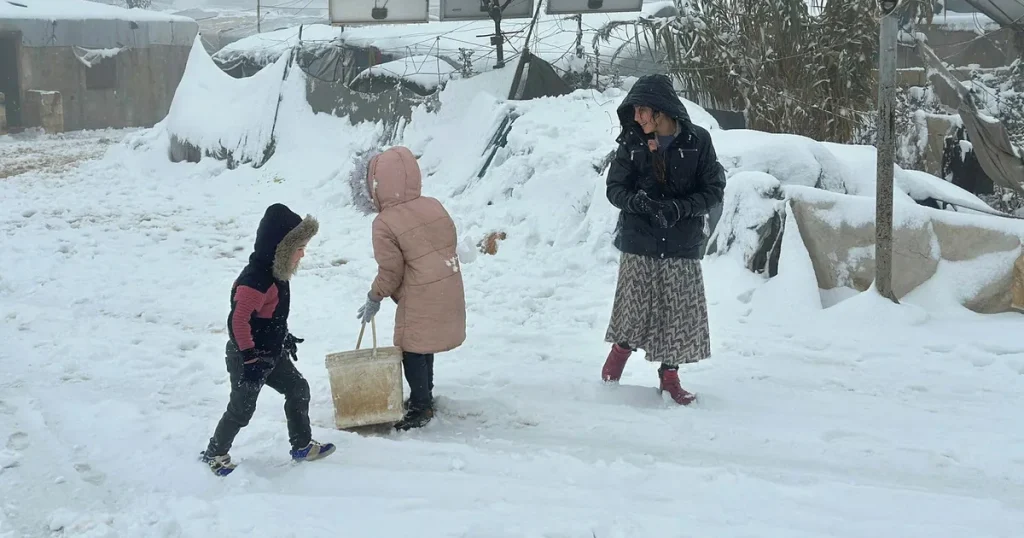 Syrisk snöstorm välkomnas – men drabbar tältläger
