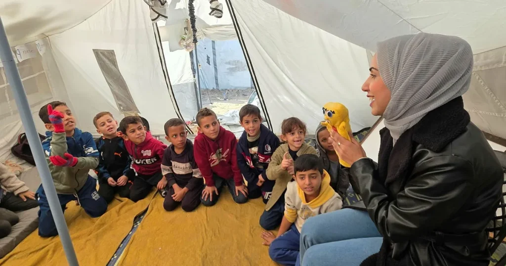 De får plugga i blött tält – hundratusentals barn utan skola i Gaza