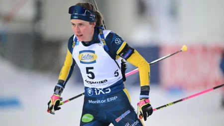Elvira Öberg på väg mot seger i sprinten i Oberhof