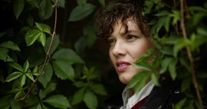 Amanda Bergman utvecklar sitt soloprojekt och fortsätter att lysa