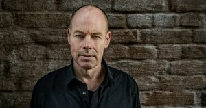 Hon försöker ta reda på om hon som barn mördade sina trillingsystrar