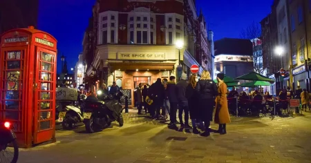 Pubar portar politiker från regeringspartiet i protest