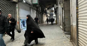 Nathan Shachar: Irans regim måste snart välja: folkets behov – eller de privilegierades förmåner