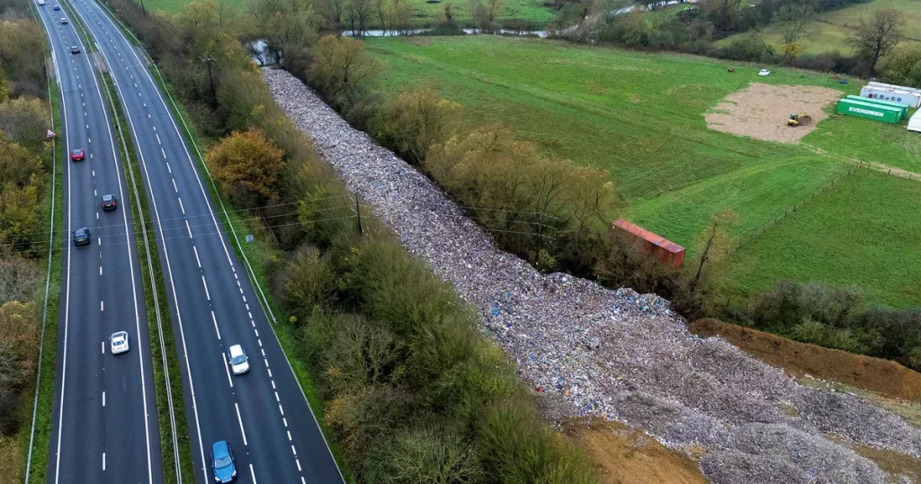 Därför händer inget med det groteska sopberget på den engelska landsbygden