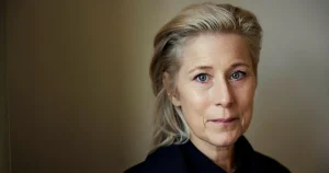 Ovanligt otäckt mammamonster med erotisk blick på barnet